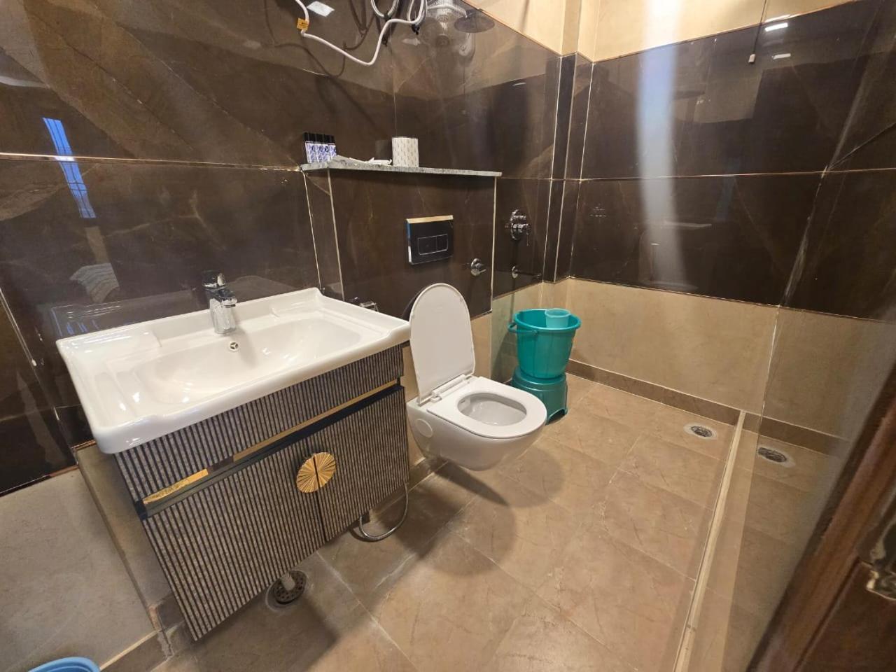 Homlee-value 1 Br-central Delhi-terrace-view-lift Apartment *