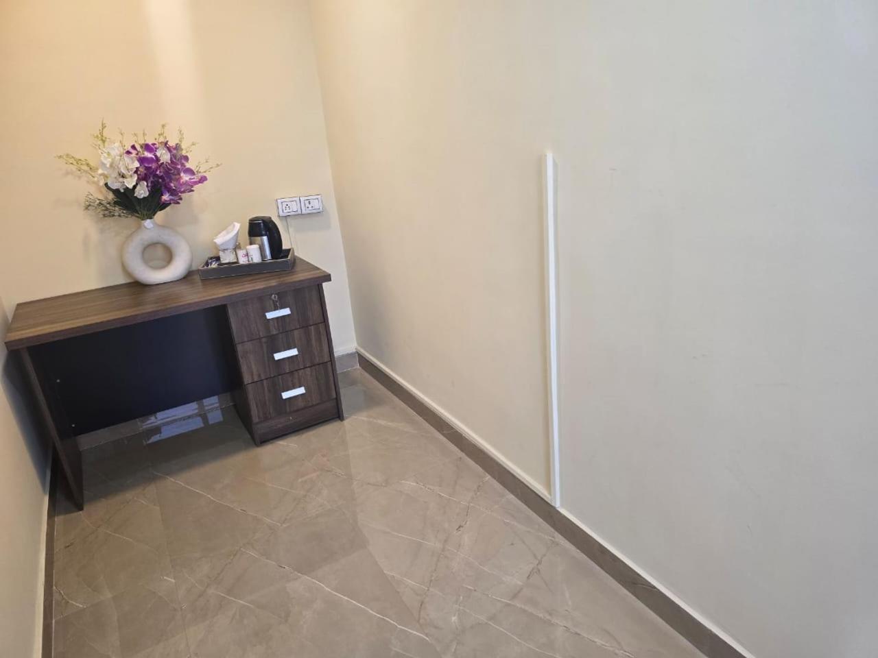 Homlee-value 1 Br-central Delhi-terrace-view-lift * New Delhi