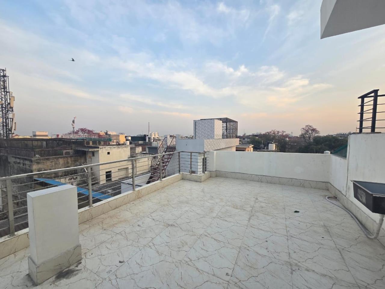 Homlee-value 1 Br-central Delhi-terrace-view-lift Apartment